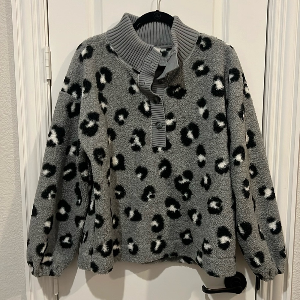 LOFT Gray Leopard Fleece Size L